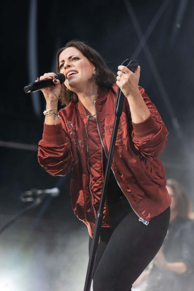 Stefanie Kloß, Frontsängerin der deutschen Pop-Rock-Band Silbermond, bei einem Open Air Konzert in neimënster in Luxemburg
