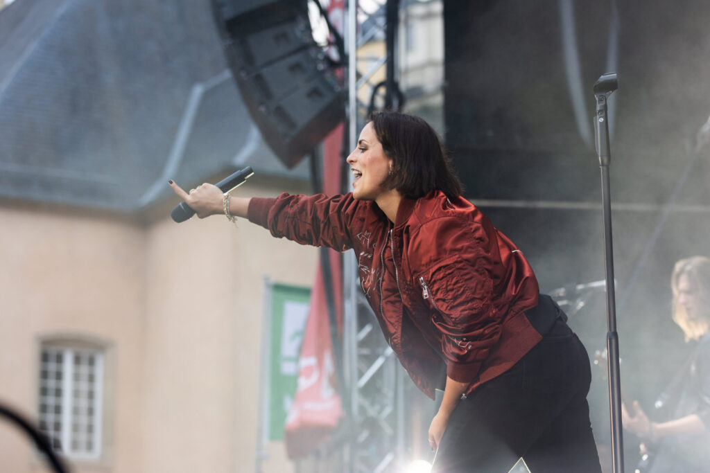 Stefanie Kloß, Frontsängerin der deutschen Pop-Rock-Band Silbermond, bei einem Open Air Konzert in neimënster in Luxemburg
