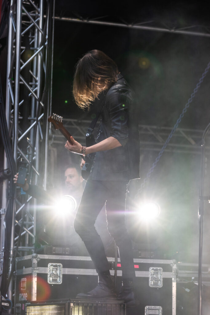 Thomas Stolle, Gitarrist der deutschen Pop-Rock-Band Silbermond, bei einem Open Air Konzert in neimënster in Luxemburg