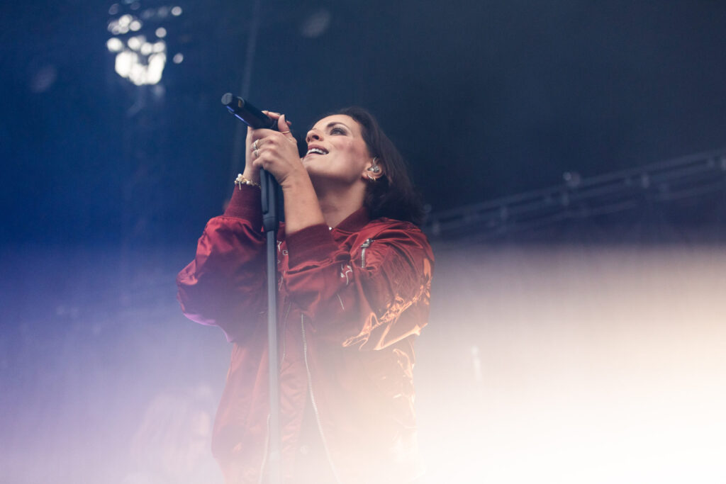 Stefanie Kloß, Frontsängerin der deutschen Pop-Rock-Band Silbermond, bei einem Open Air Konzert in neimënster in Luxemburg