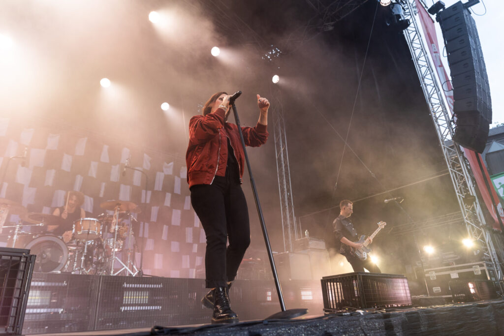 Stefanie Kloß, Frontsängerin der deutschen Pop-Rock-Band Silbermond, bei einem Open Air Konzert in neimënster in Luxemburg