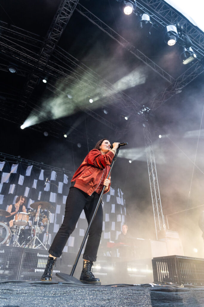 Stefanie Kloß, Frontsängerin der deutschen Pop-Rock-Band Silbermond, bei einem Open Air Konzert in neimënster in Luxemburg