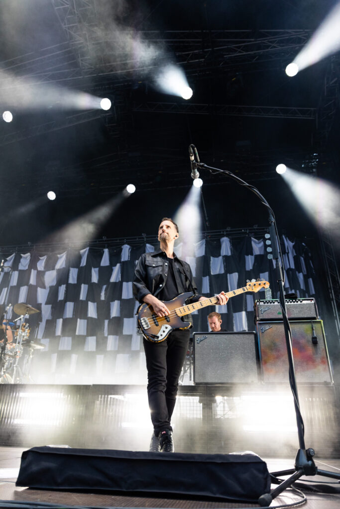 Johannes Stolle, Bassist der deutschen Pop-Rock-Band Silbermond, bei einem Open Air Konzert in neimënster in Luxemburg