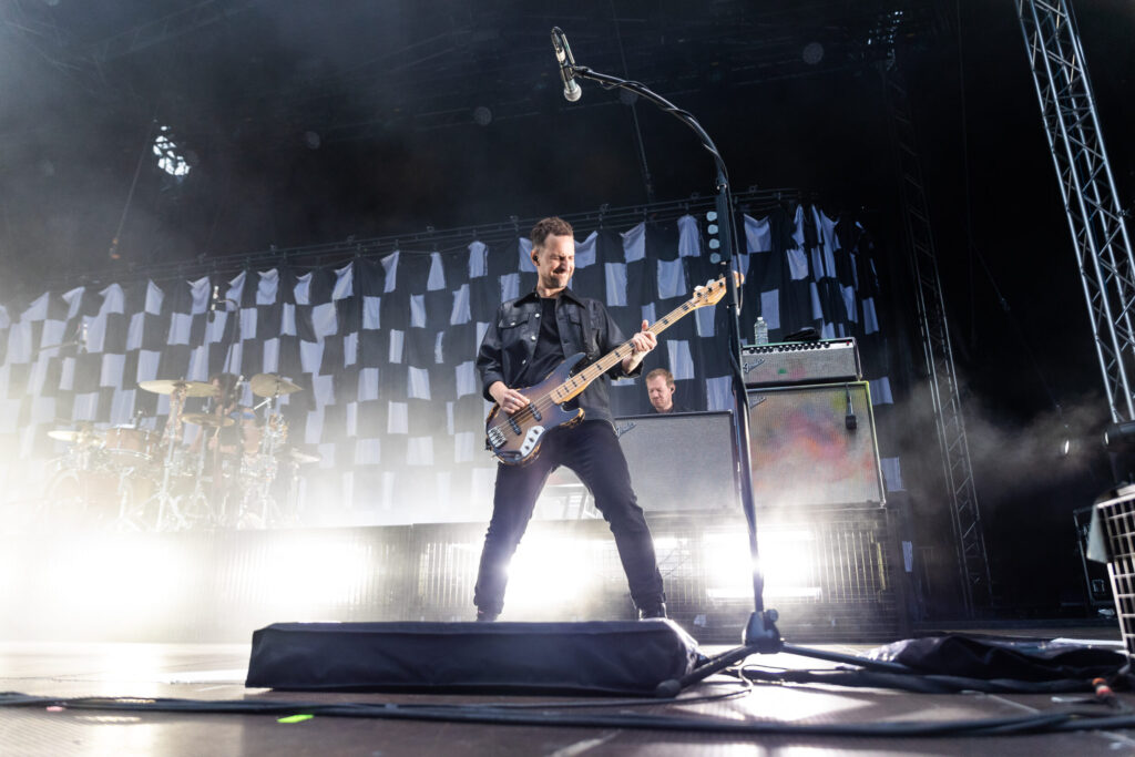 Johannes Stolle, Bassist der deutschen Pop-Rock-Band Silbermond, bei einem Open Air Konzert in neimënster in Luxemburg