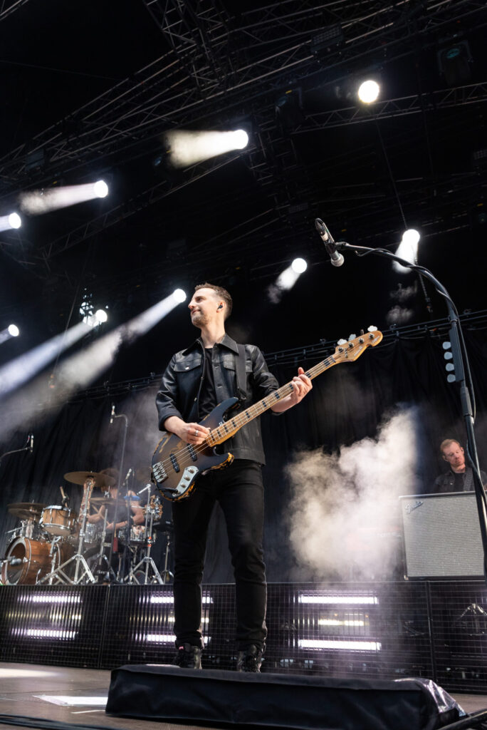 Johannes Stolle, Bassist der deutschen Pop-Rock-Band Silbermond, bei einem Open Air Konzert in neimënster in Luxemburg