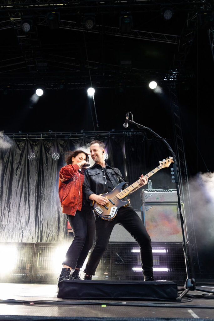 Stefanie Kloß, Frontsängerin, und Johannes Stolle, Bassist der deutschen Pop-Rock-Band Silbermond, bei einem Open Air Konzert in neimënster in Luxemburg