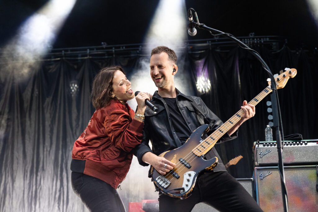 Stefanie Kloß, Frontsängerin, und Johannes Stolle, Bassist der deutschen Pop-Rock-Band Silbermond, bei einem Open Air Konzert in neimënster in Luxemburg