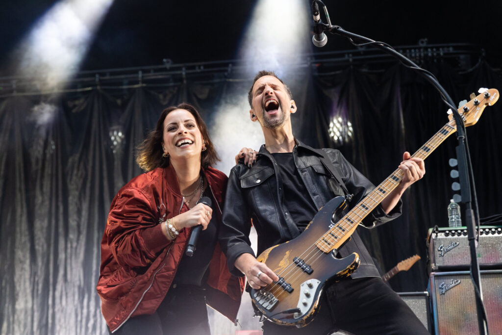 Stefanie Kloß, Frontsängerin, und Johannes Stolle, Bassist der deutschen Pop-Rock-Band Silbermond, bei einem Open Air Konzert in neimënster in Luxemburg