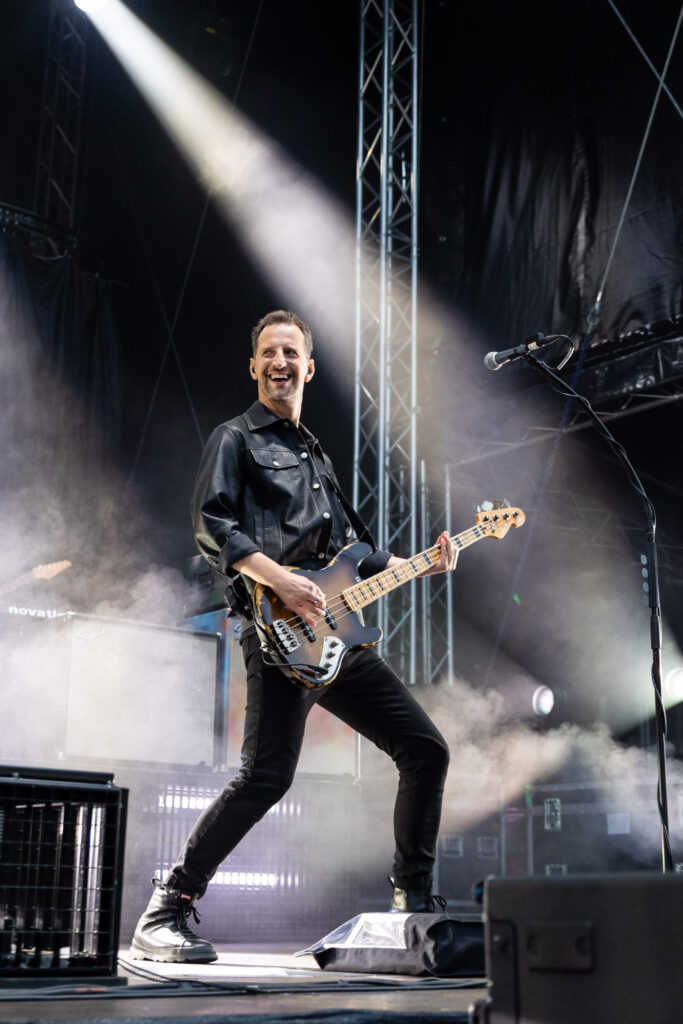 Johannes Stolle, Bassist der deutschen Pop-Rock-Band Silbermond, bei einem Open Air Konzert in neimënster in Luxemburg