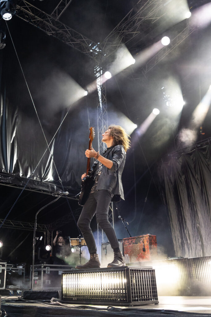 Thomas Stolle, Gitarrist der deutschen Pop-Rock-Band Silbermond, bei einem Open Air Konzert in neimënster in Luxemburg